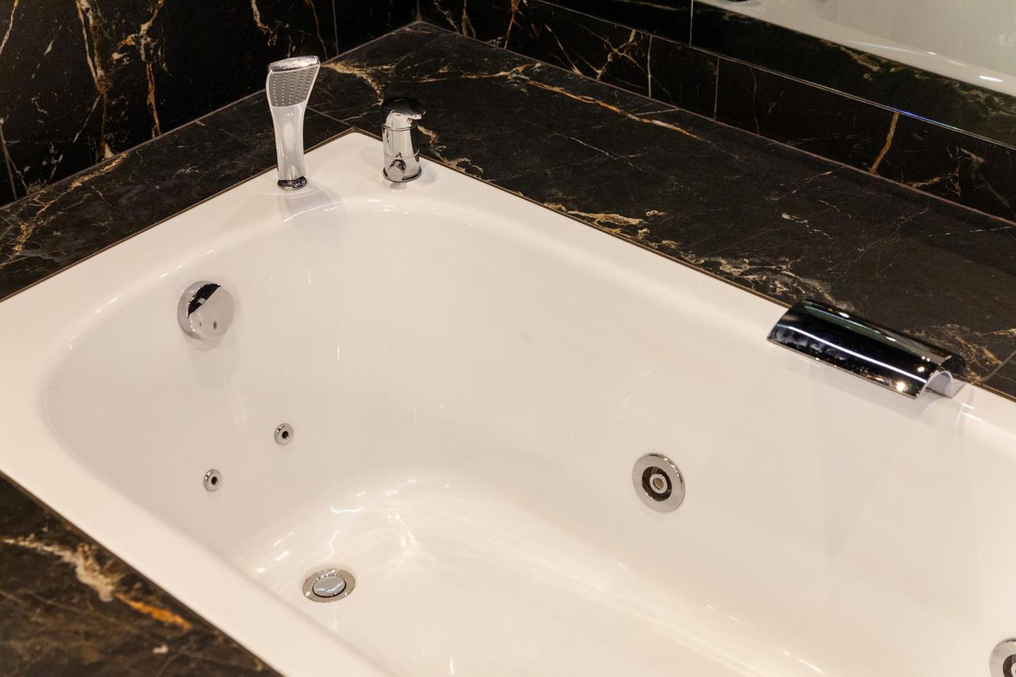 Leogrand Jacuzzi On Malaniuka 2 Apartment Lviv Exterior photo